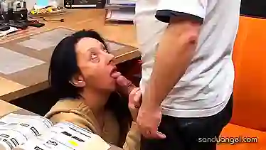 Любительское порно HD секс со зрелой телкой в офисе.