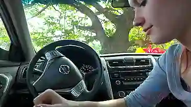 Алина дрочит член своему парню в машине и он кончает в руки