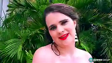 Жирная телочка намазала себя маслом и начала дрочить на полу