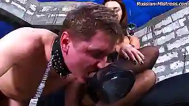 Русская госпожа в черных чулочках решила пописать в рот парню