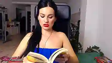 Брюнетка читает русскую книжку и писает толстой струей в финале