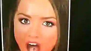Парень дрочит на фото Tori Black