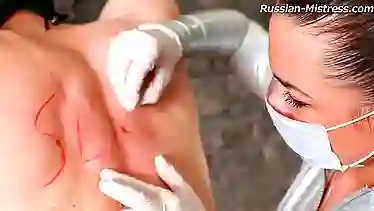 Русская госпожа заливает парня горячим воском и вешает прищепки
