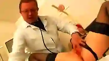 Порно медосмотр от доктора пошляка.