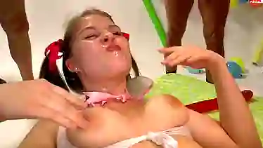 Парни выстроились в очередь за сексом. Порно видео с Laura Teen