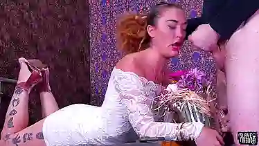 У девушки всё лицо будет в сперме от парня, который ебет рот ей.