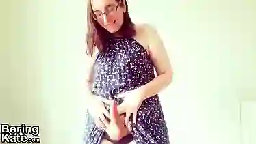 Транс сучка в очках достала хуй из под платья и стала дрочить