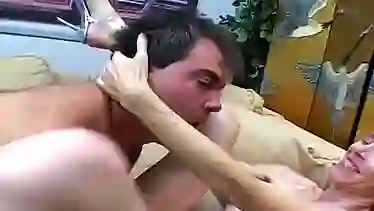 Заставила лизать волосатую пизду