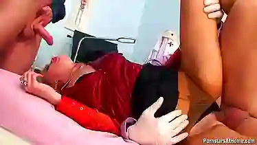 Порно писсинг в кабинете доктора