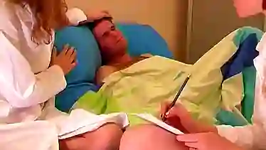 Две девушки сосут член больного