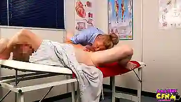 На сеансе девушка проктолог использовала рот, чтобы отсосать хуй пациенту