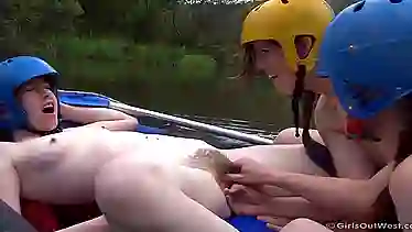 Необычное порно девушек на реке: секс на природе у лезбух