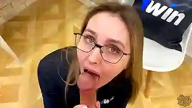 Русская мамочка с пышной попкой и титьками соблазнила пасынка на совместный секс