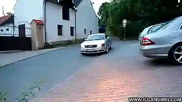 Русский секс в машине с красоткой
