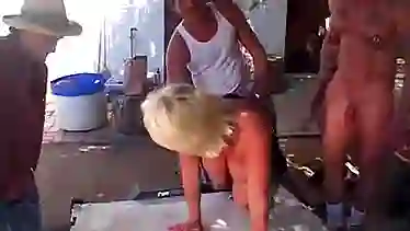 Жаркий групповой секс видео со зрелой.