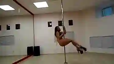 Длинноногая танцует красивый стриптиз.