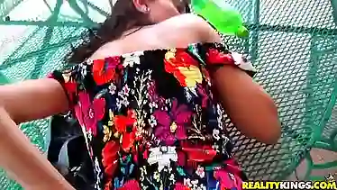 Баба сосет у парня хуй и трахается с ним