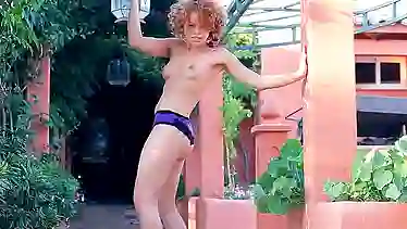 Красивый HD стриптиз от кудряшки.