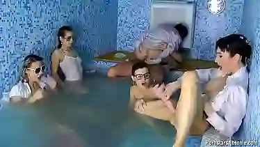 Групповой секс в воде с парнями и телочками