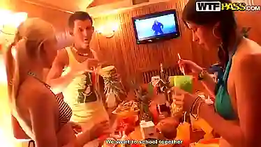 Русское порно в бане и стриптиз телочек